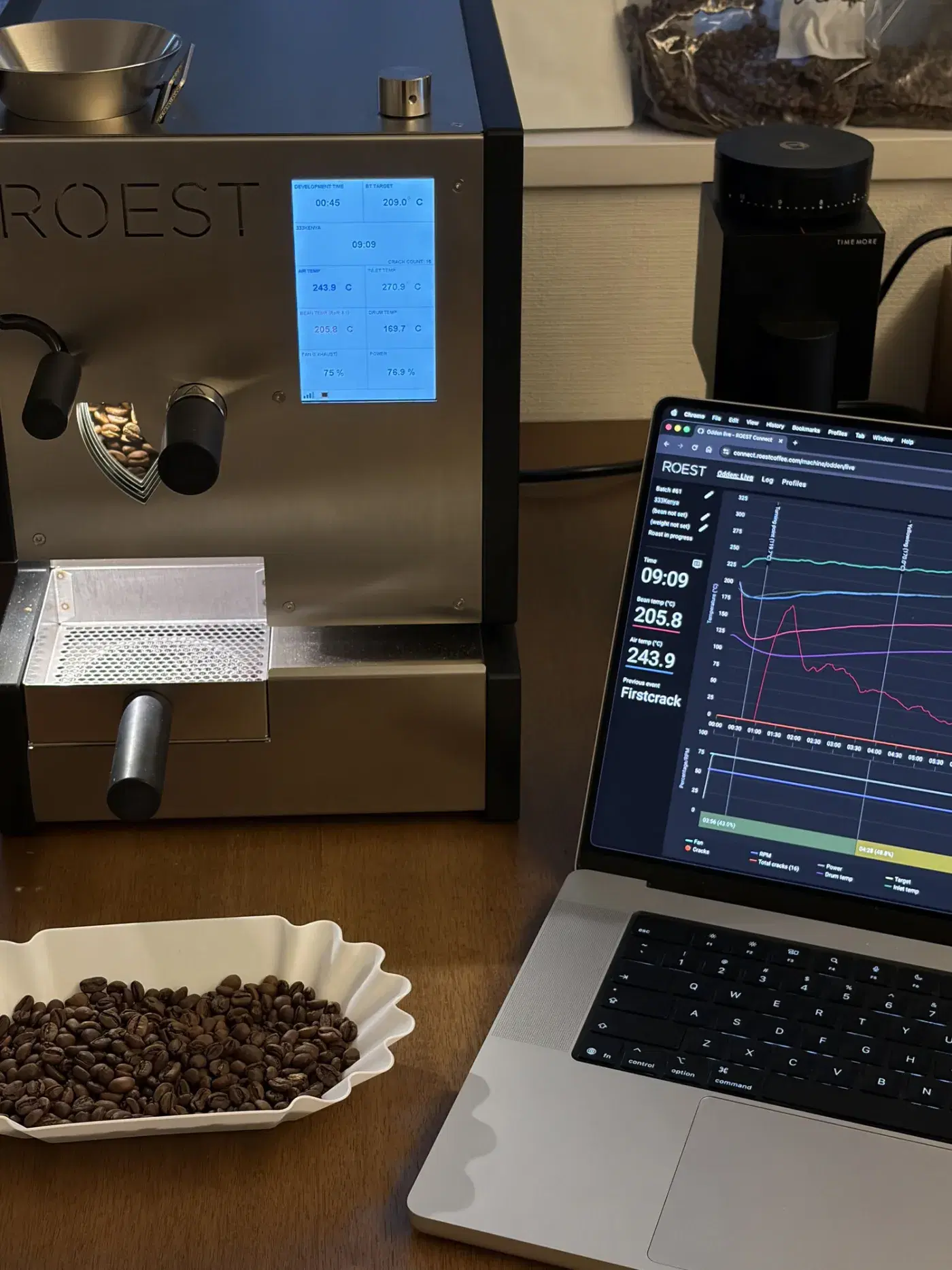 焙煎中のROEST L100 Plusと、ROEST Connectで実測カーブをリアルタイム表示するノートPC、焼き上がった333Kenyaの豆。